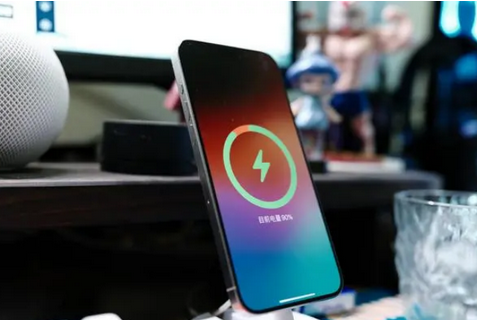 自流井苹果15换屏服务分享用什么充电器给iPhone15充电更好 
